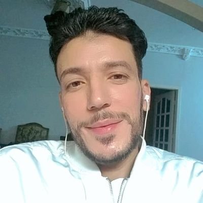 كان نفسي اعيش في العالم اللي انا دايما عايش جواة داخل نفسي في خيالي بعيد عن دوشه الواقع اللي بقه صعب علينا حتى اننا نستوعبه