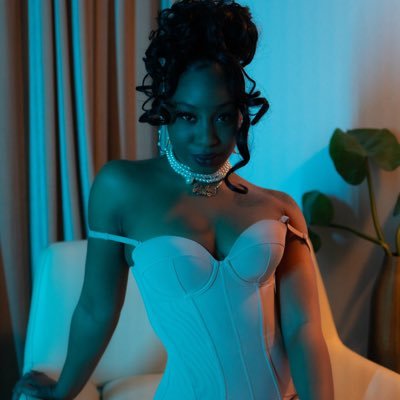 I’m a wicked and heartless goddess seeking loyal submissive slave or a sissy to be under my dominace🖤♣️