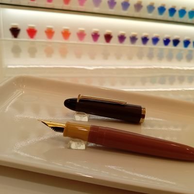 薬系の本業+趣味の両方に
全力なサークル『ほびけみ』!
私は主にグッズ作成や
漫画含め絵を描いております。
ここでは雑記帳のように
好きな事を発信できたらと思います。
★好きなもの
・文房具(特に筆記具、インク、紙)
・絵、漫画を描くこと
・似顔絵を描くこと
・必要なものを自分で作ること
・漢方薬
・季節の養生と薬膳
