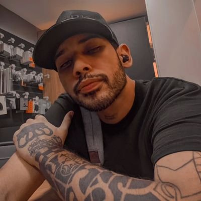 viannaadrianoo's profile picture. O mundo continua o mesmo, só há menos razões para se viver.