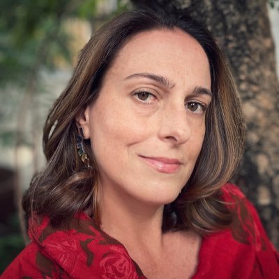 Jornalista, gateira, panicada climática, empresária, quase vegana. Não suporta café ruim; comeria cogumelos em todas as refeições.