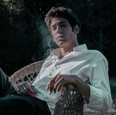 in questo universo sono vivo ma non so quanti anni ho, 20 perché sono del 2005 o 18 perché la serie salta gli anni?
nel dubbio me lamento di quei due.