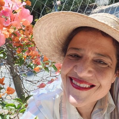 Alma que sonríe al amar. FilósofaUNAM Mtra.PolíticasPúblicasITAM Dra.enCiencias/BioéticaUNAM PremioAuroraArnaizAmigo