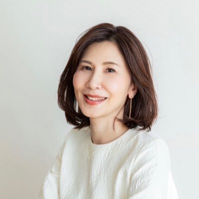 ビジネスコミュニケーション、接遇マナー/キャリアアップ/イメージコンサルタント/国家資格キャリアコンサルタント/強みを磨く支援/ずるい美人」(WAVE出版)著者 /シングルマザー/娘は社会人/日本舞踊名取/東京/趣味は社交ダンス/ディズニー大好き/個人コンサルも対応、お仕事の依頼はDMで