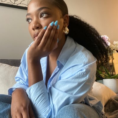 AnnsoKiv's profile picture. Lectrice vorace. Coeur lucide. Entre deux terres, je cherche l’équilibre. Ici, on parle solitude, résilience et réalités modernes.