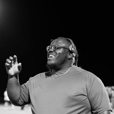 Page 4 Sports & My fav 👟 High School 🏈🏀Coach Offensive Coordinator Prez of @Elite7sU love God, family, music, sneakers & Peace! Lets connect!