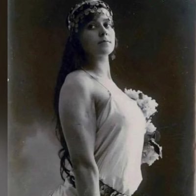 lohighpriestess's profile picture. Richly abundant