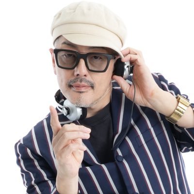 【音楽で人と人をつなぐ、アジア最強の爆上げDJ】 富山生まれのDJ/アーティスト。バンドとDJで39年の音楽歴を歩み、妻ナギサと共に全国で活動。NPO法人「みんなの音もだち」を設立し、世代や地域を超えて音楽の居場所を広げている。やるかやる。オレの意見より嫁の機嫌。日本代表の愛妻家🇯🇵
