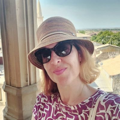 Me gusta la politica, el cine, ver series de tv, el vino, el cafe, el chocolate, el sol y el mar.