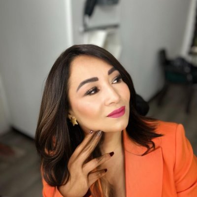 María Montes, soy una mujer empoderada y líder en el sector inmobiliario de mi país, Colombia, con una presencia imponente que inspira confianza y respeto.