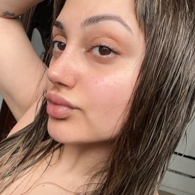 azra10layn's profile picture. 