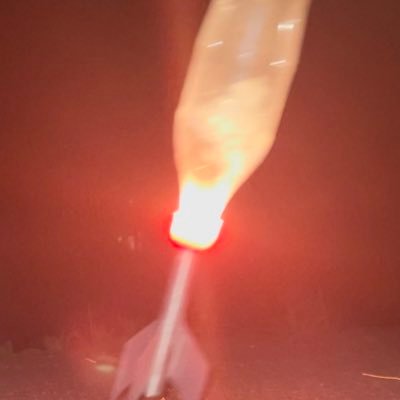 taka8946's profile picture. 学生でも作れるような低コストロケットの制作をしていました。