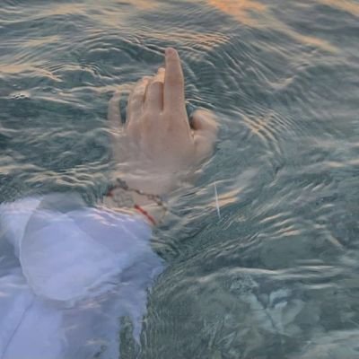 suicidegir666's profile picture. Escritora, poeta y loca ✌🏻🖤