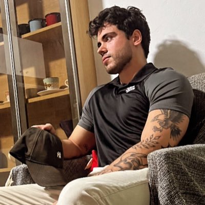 Apenas um jovem em busca de liberdade financeira, analista de De-Fi & ₿TC HODL💎 Marcenaria, síndico, artesão. Faço uns trades nas horas vagas 📊
📍 Brasil