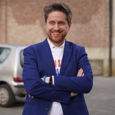 40 anni, dal 2018 Sindaco di Seregno (MB). 2009-2018 Resp. Marketing @italychina e Pres. @cafegeopolitico. Marito di Cristina, papà di Anita, Giorgio, Tommaso