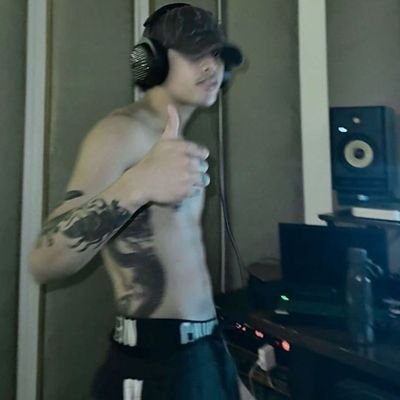 jonaveyy_'s profile picture. five x six 
f esbi and katseye