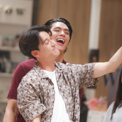 MrsVampsguin's profile picture. 🌻 🐻 🐧 🦊 — “I was in the middle before I knew that I had begun.”