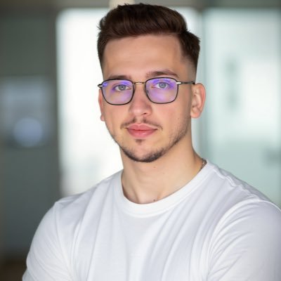 DragosRomaniuc's profile picture. 💻 Indie -Hacker- wannabe