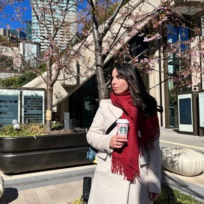 Arquitecta con café y unos cuanto colores en la mano. El corazón en cada cosa que hago.