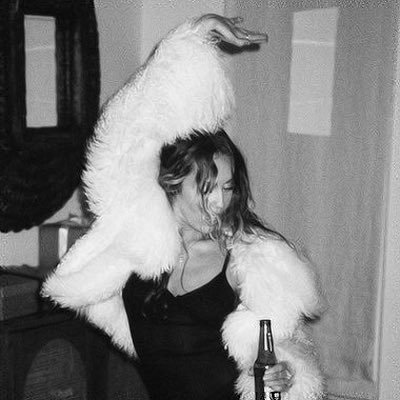 Here to bless your timeline with Miley Cyrus.