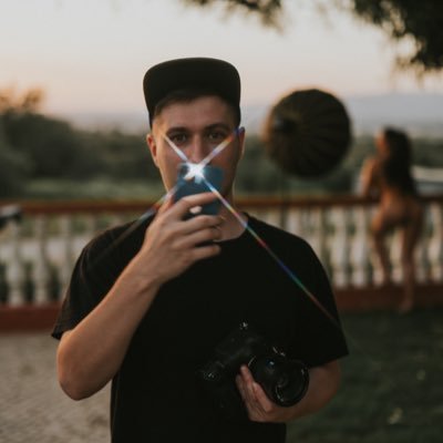 DifferentEndz's profile picture. Published Photographer during the day, Crypto degen during the night - expect to see hot girls, crypto plays and general shitposting - IG: @differentendz
