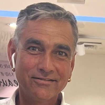 प्रिय से प्रिय व्यक्ति भी इतना विश्वसनीय नहीं होता कि उसे मन के हर कमरे में टहलने की अनुमति दे दी जाए .......✍