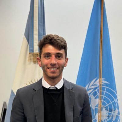 Marplatense. Politólogo - Di Tella y maestrando en economía urbana. Militante justicialista.
