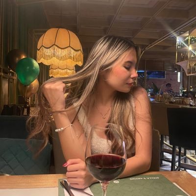 vlrszn's profile picture. 