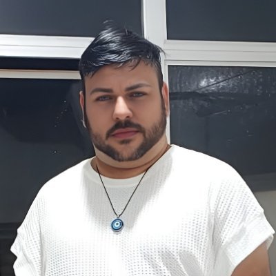 Descubro-me a cada dia e me divirto com isso. Sou um mundo vasto e inconstante, não me cabem rótulos. Eu sou o que falo, o que penso, o que faço.