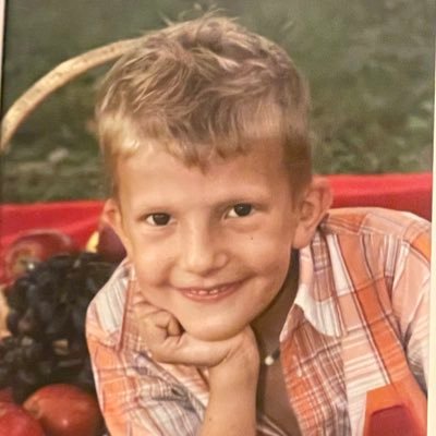 YoungSimon51392's profile picture. 