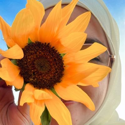 أسِيْرُ ولَسْتُ أعْلَمُ أينَ أمْضي
غَريبَ الدَّارِ قد ضَيَّعْتُ بعضِي