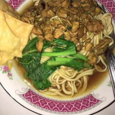 Selain menikmati mie ayam denganmu, aku juga menikmati tiap lekukan senyuman dari kedua pipimu, raarrrrrrrr 🐯