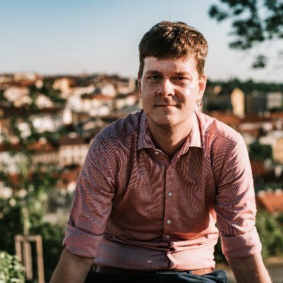 Jsem doucovatel na volné noze, autor populárne ekonomických lánkü o obskurních tématech a analytik. Nekolik let se neúspesne pokousím hrát na ukulele.