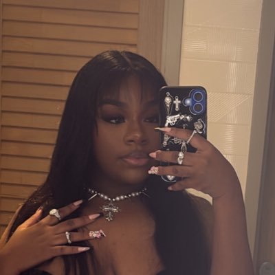 xomylaa's profile picture. Yes, I am the main character 🧞‍♀️