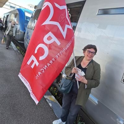 Professeure de physique-chimie, secrétaire départementale du PCF du Territoire de Belfort, conseillère régionale.