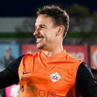 〈 Ingeniero informático|Jugador de fútbol 〉