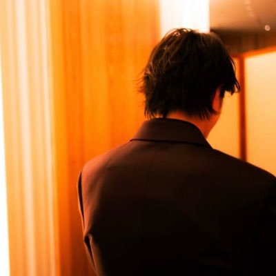 世界を観察し、思いついたことを気ままにシェア。音楽に心を揺さぶられ、ファッションに刺激を受け、料理で心を落ち着かせる。自然、旅、そして海が自分を支えてくれる。空手仕込み、ドラえもんのお墨付き。学び、成長し、いつも好奇心旺盛。