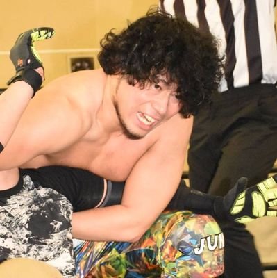 岩手のプロレスラー。盛岡市出身。2010年デビュー。師匠は #マサ斎藤 さん、先輩に #宮原健斗 。盛岡で寝技コーチ15年目。やさしい鍼灸もやっています。大会チケット、お仕事依頼はDMにてお問い合わせください。毎週土日【 #みちのくプロレス 】参戦中‼️