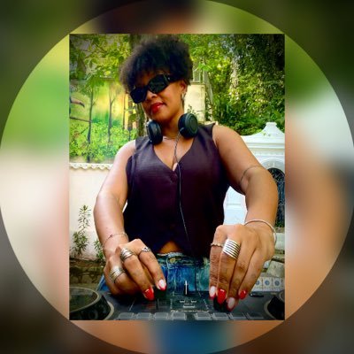 mona_mizzy's profile picture. “Living my life like it’s golden…”✨