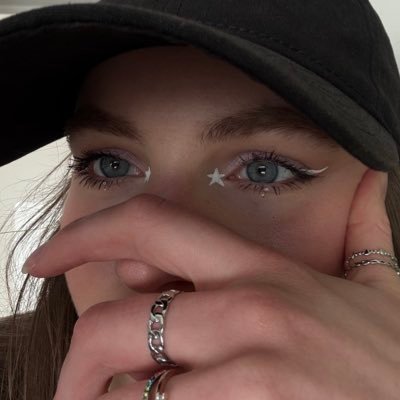 lav_ontour's profile picture. ✩ sry for not replying i forgot i was real ☽