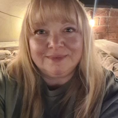 🎶 Music Lover ⚽️ Swindon Town Supporter 🍷Wine Drinker 👑 Royal Follower 🧀 Cheese Eater 📚 History Reader ❤️ West Country Girl