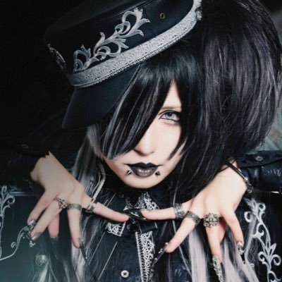 MERALOA†Vocal†薩摩隼人です。小さい頃から「よかにせ」とよく言われてました。ENTPらしいです。†古(いにしえ)のバンドが好きです†ファンの名称は「やばみちゃん」ふざけてないです真面目です。デザイン関係もやってます。Instagramメインかもです。どうぞよろしくです。
