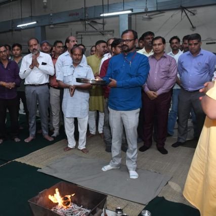 बड़े लोगों तो केवल काम करते हैं और इतिहास बनाते हैं।
उनकी बायोग्राफी दूसरे लोग लिखते हैं।