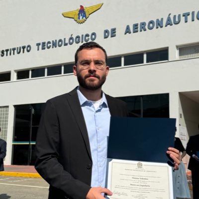 Mestre em Segurança , Piloto de avião, São Paulino Fanático, Mixologista por Hobby, Entusiasta de Drones e Especialista em Crises