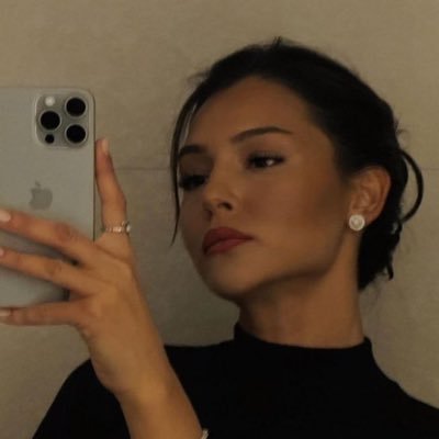 e_v_a_38's profile picture. 