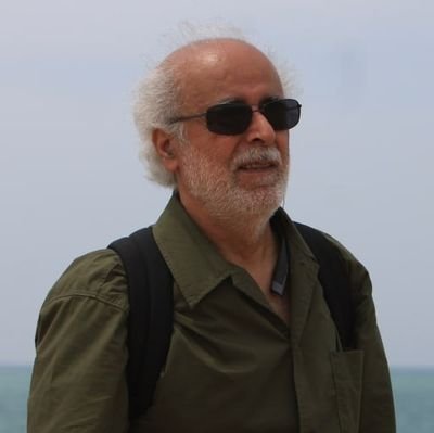 من اینجا ریشه در خاکم
من اینجا عاشق این خاک اگر آلوده یا پاکم
من اینجا تا نفس باقیست میمانم.
《فرمانده گردان و محور مهندسی رزمی، در جنگ ۸ ساله.》