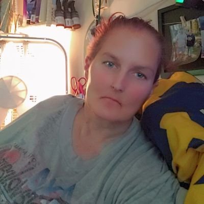 I live in Ohio, been single for over 5 years I am a total Michigan state fan and a Michigan fan too cause I was born and raised in Michigan..