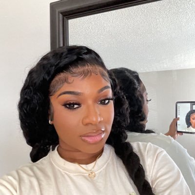 privlifeofliah's profile picture. A Pretty girl with a pretty heart🫀.