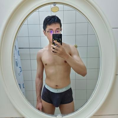 165/60/21 btm 台南人 大學生 喜歡眼鏡男和肌肉男 ★本帳號包含裸露部分,未滿18歲禁止觀看★