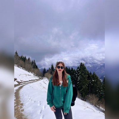 • Hiçbir zamana ait değilmiş gibi duran. Hem sokulgan, hem alıp başını giden. ⠀ ⠀